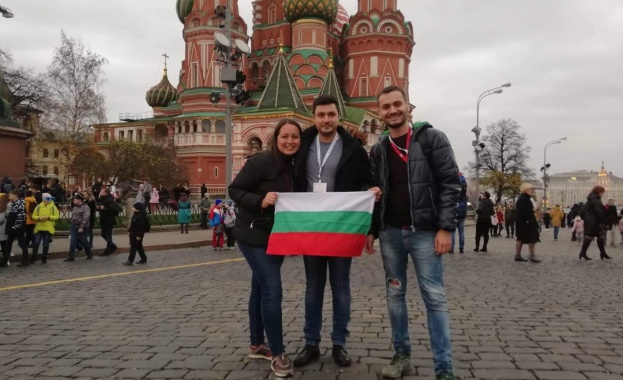 Трима млади български медици от Български Червен кръст Полина