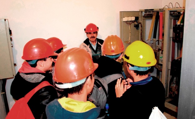 Ученици от Професионалната гимназия по електротехника във Варна по сетиха Учебния