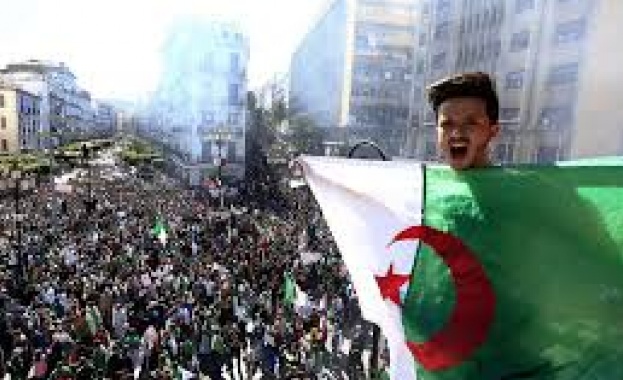 Море от хора заля улиците на Алжир вчера, в деня