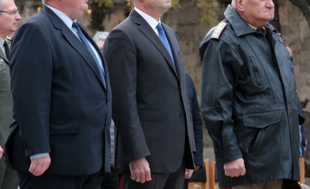 На Архангелова задушница държавният глава и върховен главнокомандващ Въоръжените сили