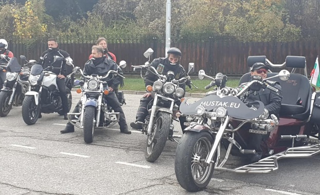 40 мотористи подредиха мощните си машини под формата на огромен