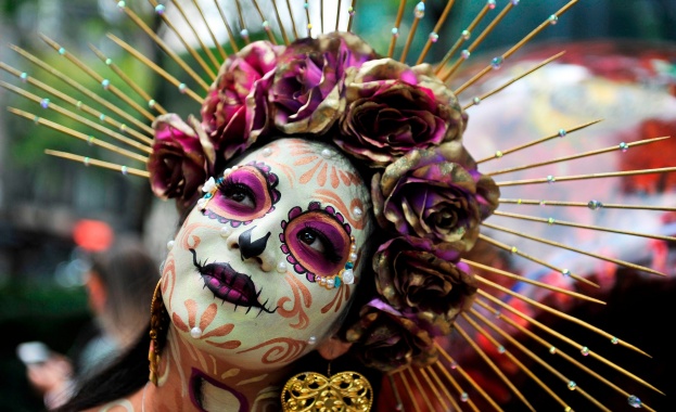 Черепи маски танцьори пъстро и дегизирано множество запълниха величествения булевард