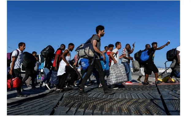 Трансферът на мигранти от претъпканите лагери на гръцките острови в