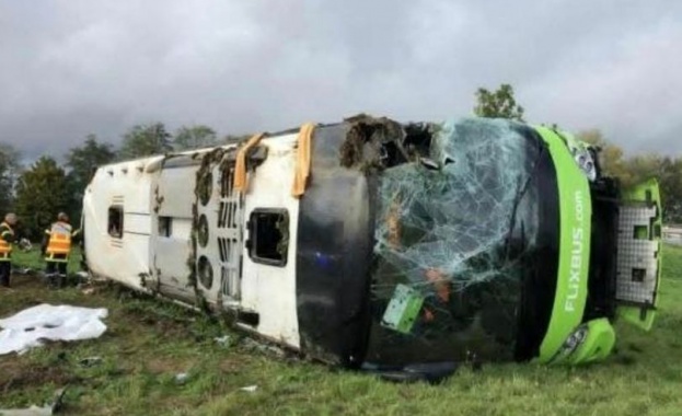 Пътничекски автобус на компанията Фликсбус Flixbus се преобърна днес в