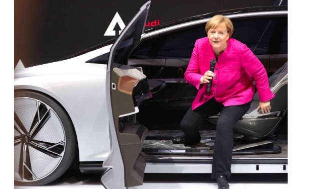 Германският канцлер Ангела Меркел иска броят на зарядните станции за