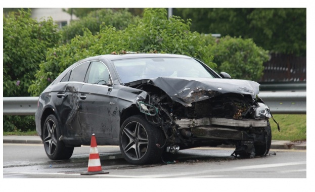 21 годишен помете с автомобила си трима души на автобусна спирка