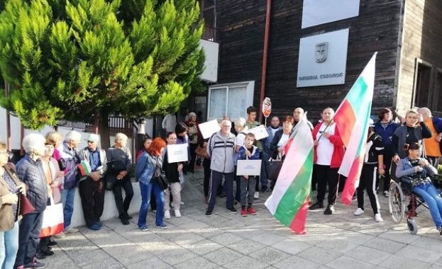 След няколко протеста на жители на село Атия новият кмет