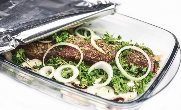 Признаваме си че когато готвим често използваме алуминиево фолио Причината