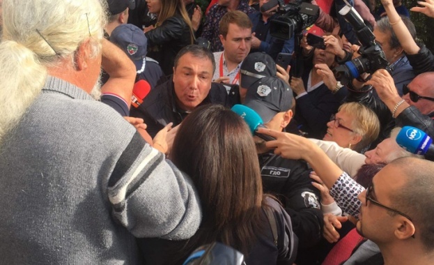 С аплодисмени Дръж се Ники ние сме с теб и