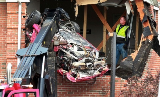 Двама загинаха след като спортен автомобил излетя и се заби