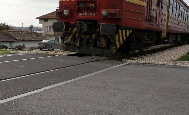 Пътническият влак от Пловдив Асеновград удари автомобил на жп