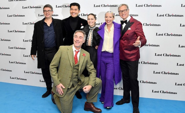 Звездите вече са в коледно настроение което личи по червените