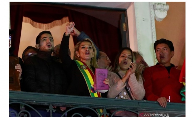 Опозиционната сенаторка Янине Аниес се обяви за временен президент на