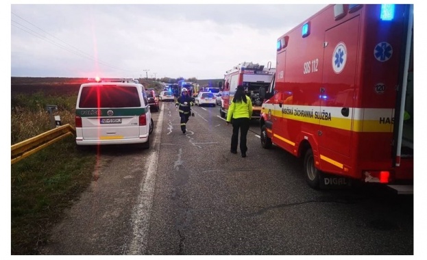 Най малко 13 души загинаха в голяма автобусна катастрофа в Словакия