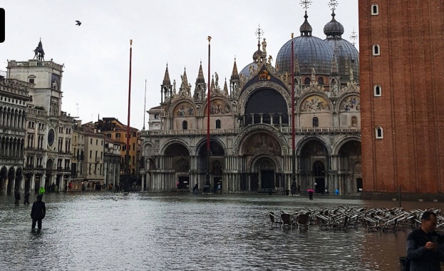 Най голямото наводнение във Венеция за последния половин век породи призиви