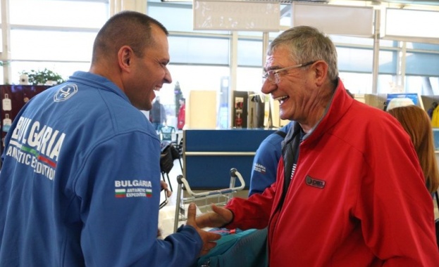 Първата група от 28 мата поред експедиция начело с проф Христо