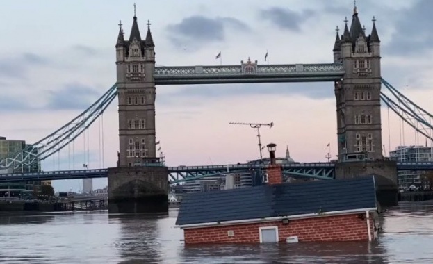 Тази неделя недалеч от Тауър бридж в Лондон движението за