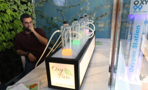 Заради мръсния въздух бар в индийската столица Делхи предлага на