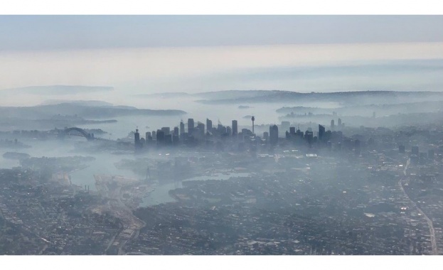 Гъст дим покри най-големия град в Австралия, Сидни, тъй като
