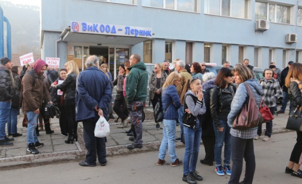 Пред сградата на ВиК Перник се събраха жители недоволни от