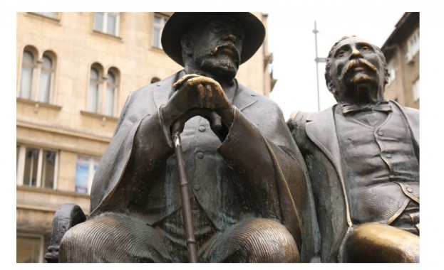 Статуята на баща и син Славейкови на едноименния столичен площад