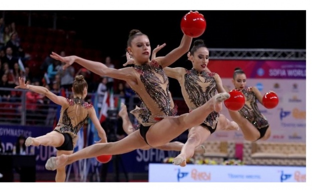 Шоу с участието на състезателките от националния отбор по художествена