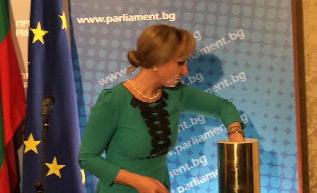 Омбудсманът Диана Ковачева постави шише във формата на сърце пълно