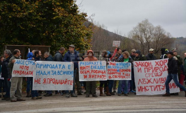 Природозащитници и местни жители излязоха на протест срещу разрушаване на