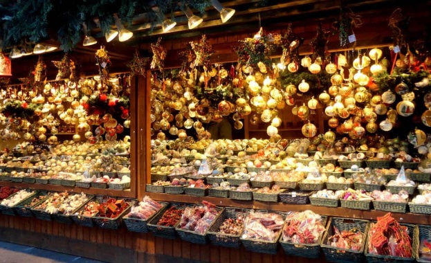 Прочутият коледен базар на площада пред кметството във Виена беше