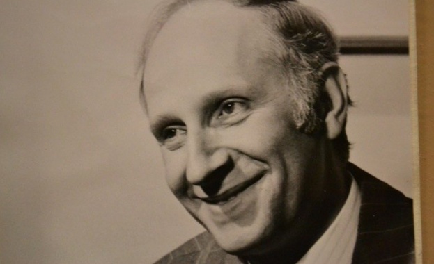 Колеги и приятели се сбогуваха с актьора Васил Димитров Поклонението