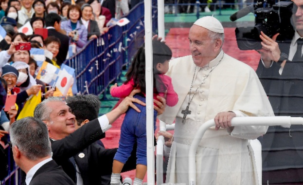 Папа Франциск призова световните лидери да премахнат ядрените оръжия и