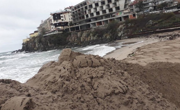 Пясъчната дига на Централния плаж в Созопол вече е почти