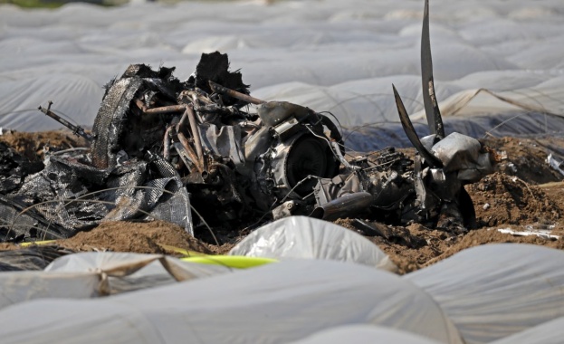 Спасители извадиха шест тела под отломките на малък пътнически самолет,