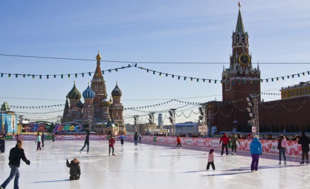 В Москва откриха гигантска ледена пързалка. Тя е с площ