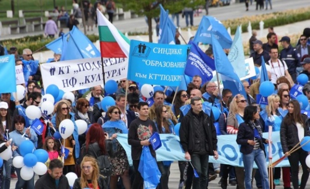 Подкрепа изкарва недоволни на улицата с наслова Болните работници не