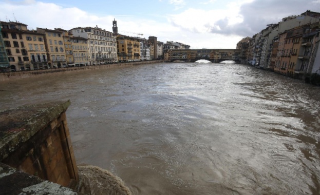 Няма данни за жертви при срутването вчера на 20 метров участък