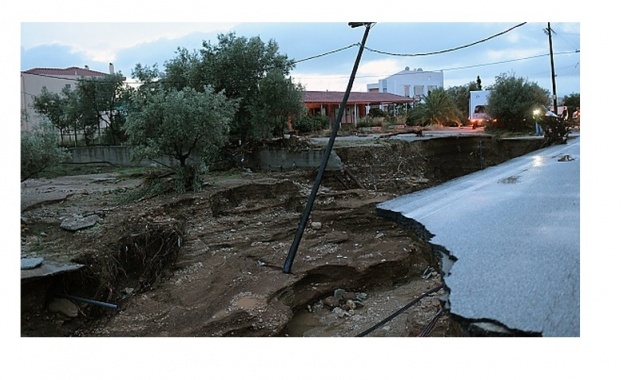 Вече три са жертвите на мощната буря която връхлетя гръцкия
