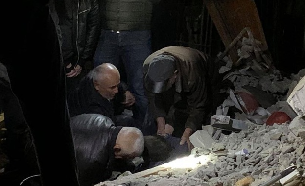 Две деца бяха извадени живи от рухнала сграда в градчето