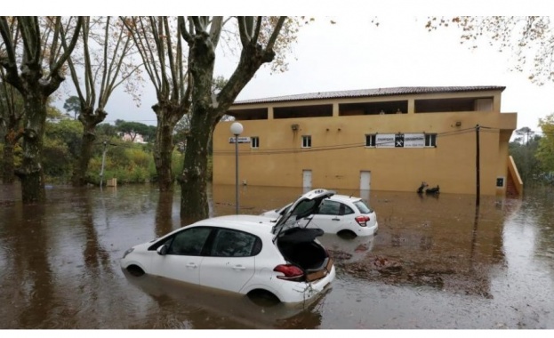Двама души загинаха а един човек се издирва след като