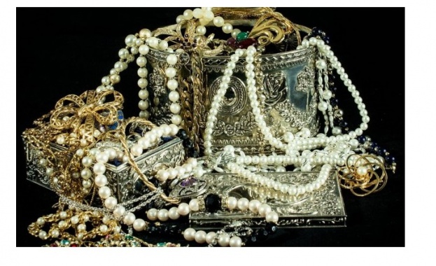 Твърди се че стойността на откраднатите накити и други скъпоценни
