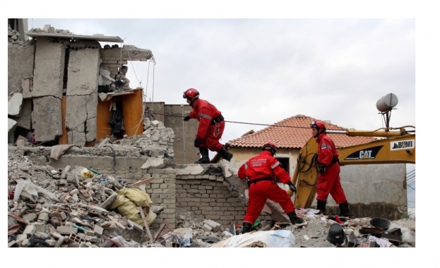 Броят на загиналите при силното земетресение в Албания достигна най малко