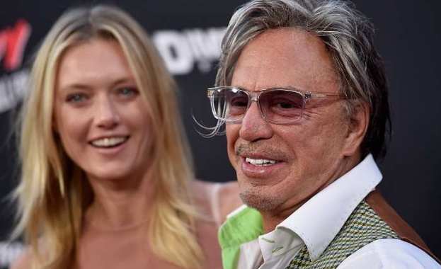 Очевидци твърдят че 67 годишният Мики Рурк има нова афера с