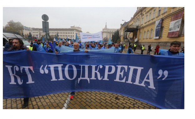 С освирквания и с развяване на българския трибагреник десетки представители