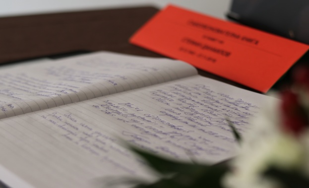 От днес във фоайето на централата на БСП е поставена