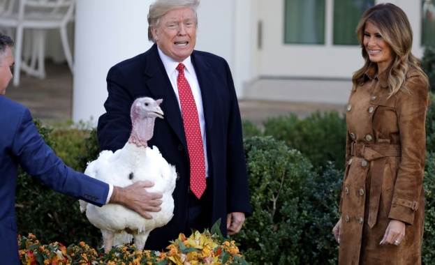 49 годишната първа дама на САЩ избра велурена визия за традиционното