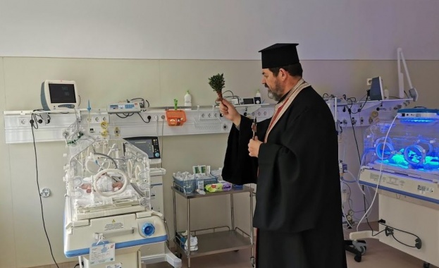 Водосвет за здраве и благополучие на екипа в Отделението по