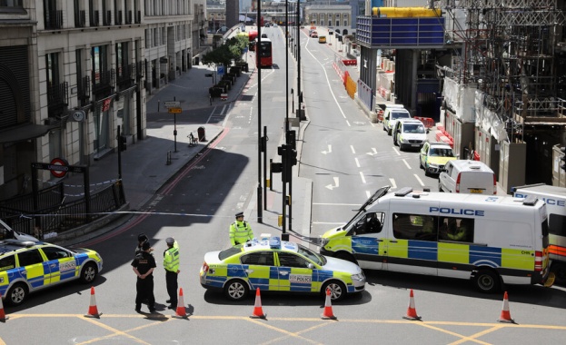 Полиция евакуира Лондон Бридж заради стрелба при която е ранен