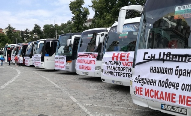 Автобусните превозвачи планират да започнат от 13 декември символичен протест