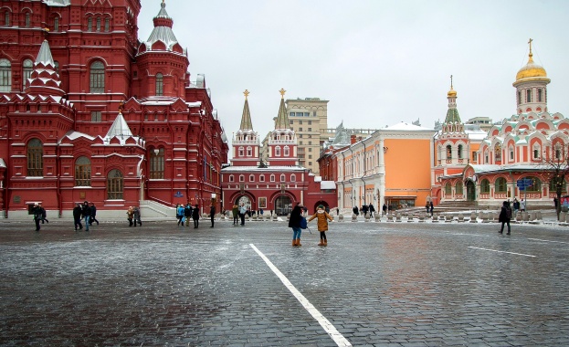 През зимата в Москва има много сняг, който покрива черния