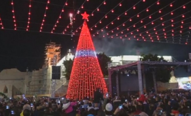 Във Витлеем бяха запалени светлините на Коледното дърво с което